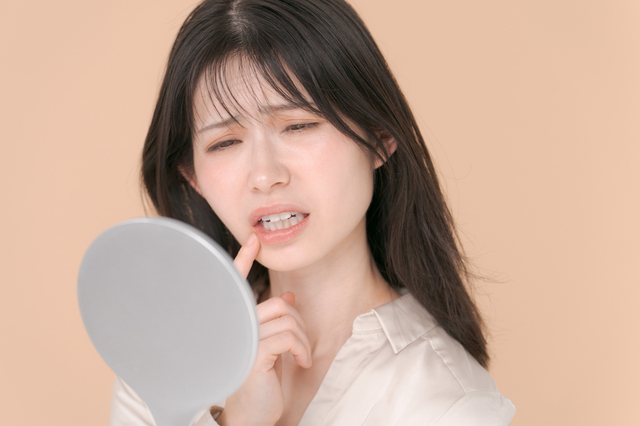 矯正装置　黄ばむ　原因